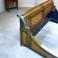 Lateral de la cama mostrando la curvatura en forma de trineo.
