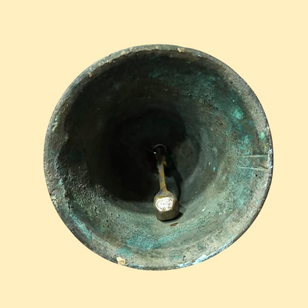 Interior de campana de metal vintage mostrando su pátina natural y detalles auténticos, perfecta para añadir un toque rústico.