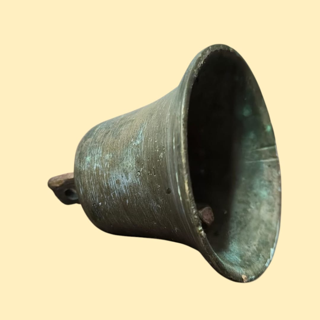 Campana de metal vintage vista lateralmente, con detalles envejecidos y diseño elegante para decoración clásica.
