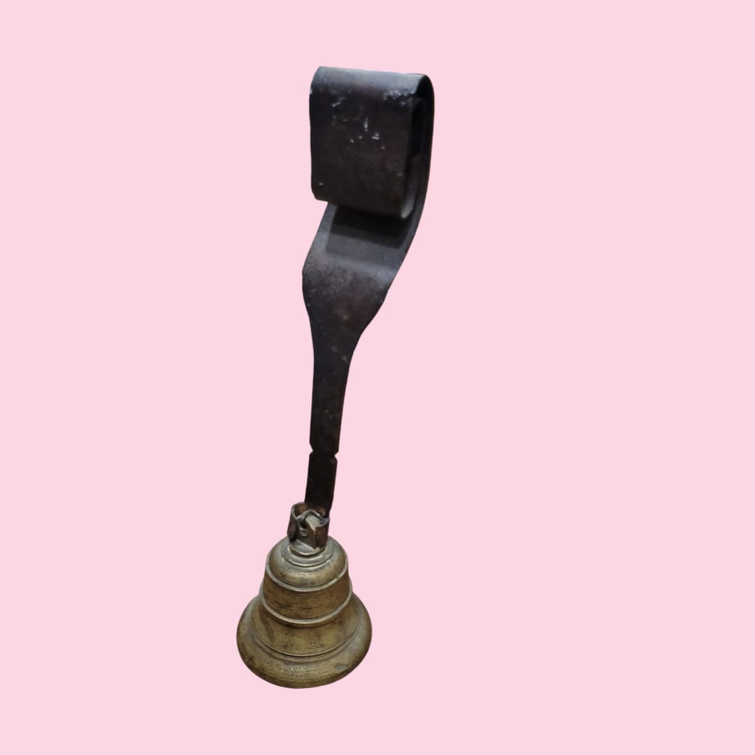 Campanilla vintage de bronce con soporte de hierro forjado, ideal para decorar entradas con un estilo clásico y funcional.