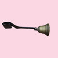 Elegante campanilla antigua de bronce con soporte de hierro forjado, perfecta para añadir un toque rústico a cualquier espacio.