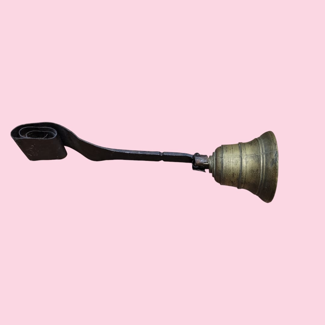Elegante campanilla antigua de bronce con soporte de hierro forjado, perfecta para añadir un toque rústico a cualquier espacio.