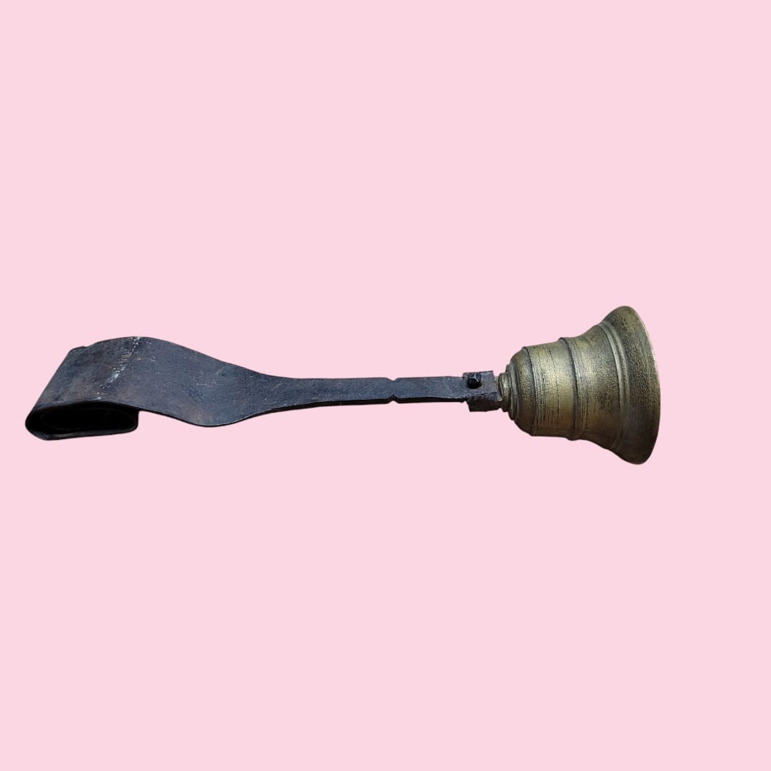 Campana de bronce con soporte de hierro forjado, diseñada para uso decorativo en puertas o interiores.