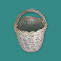 Canasta de mimbre hecha con baritas de olivo vista superior.