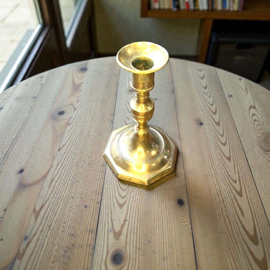 Candelabro de metal dorado clásico visto frontal