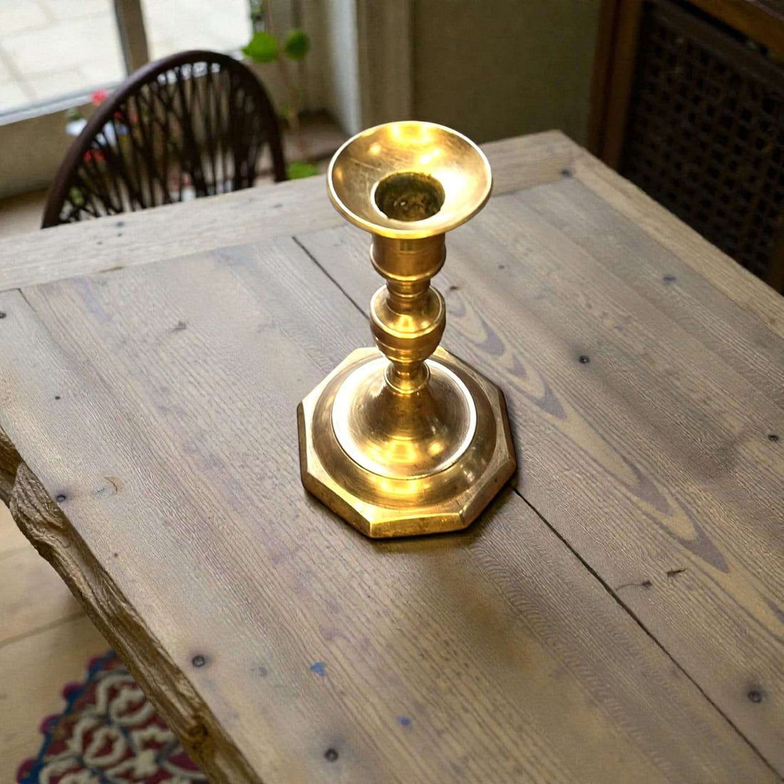 Candelabro de metal dorado clásico visto frontal