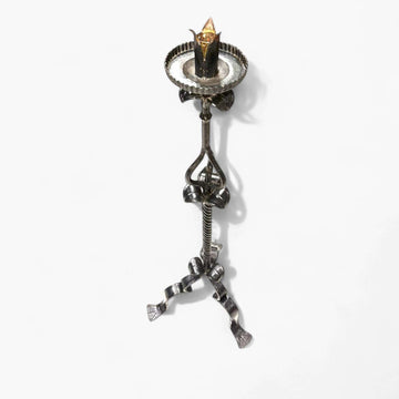 Candelabro de pie antiguo de forja vista frontal