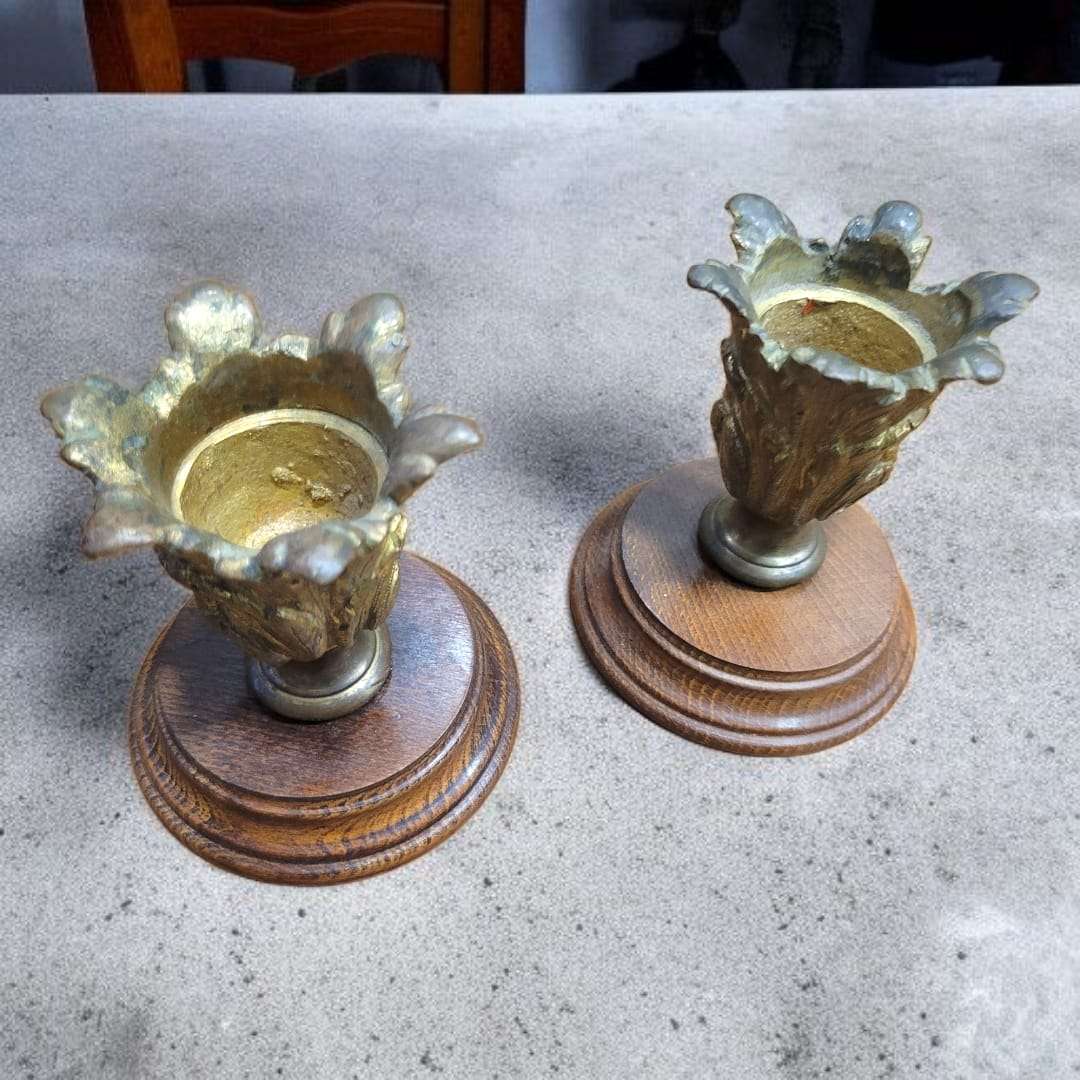 Vista cenital de los candeleros mostrando el interior cóncavo dorado.

Candeleros antiguos con cuerpo de bronce en forma floral y pátina auténtic