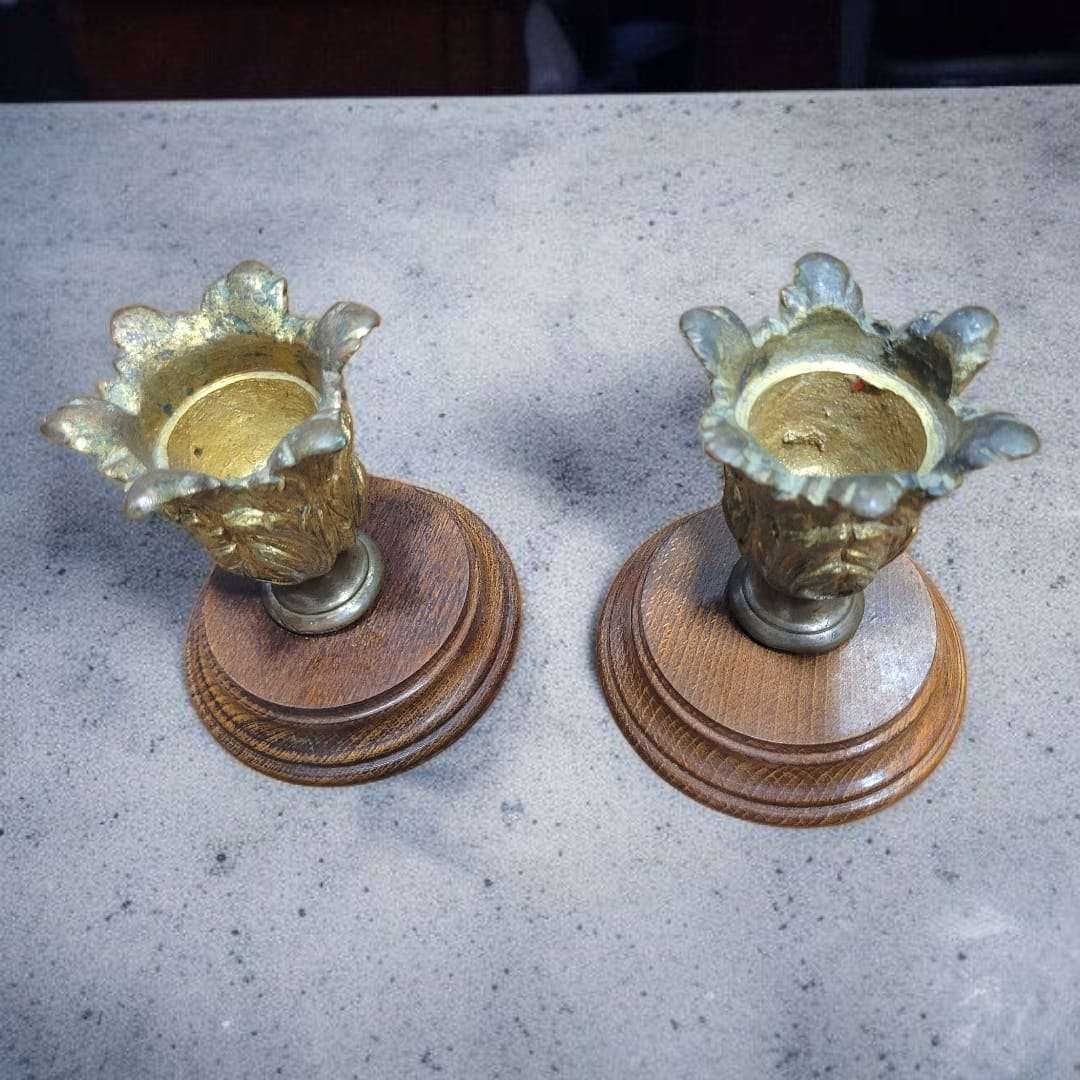 Comparativa de los dos candeleros mostrando diferencias sutiles en su acabado.