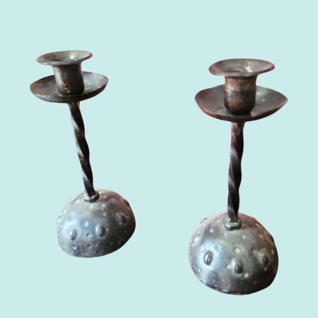 Candeleros de forja - diseño martillado con base abombada y detalles en relieve. Pieza decorativa única para ambientes clásicos o rurales.