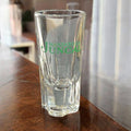 Vaso de cristal con logo verde Manzanita Juncal, parte del set cañero vintage dorado. Perfecto para coleccionistas de decoración clásica.