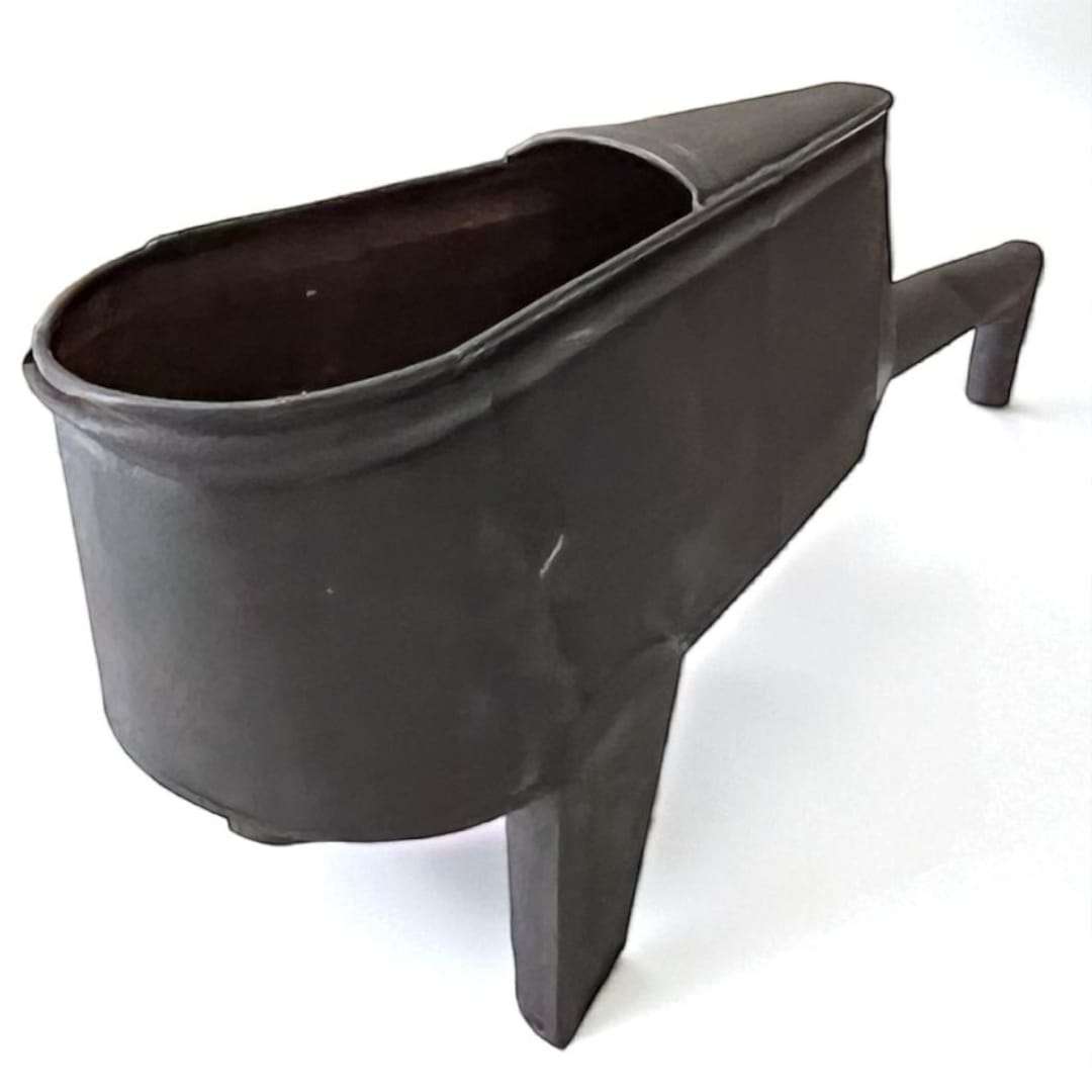 Canoa de trasiego de vino – Tradición enológica en metal, pieza decorativa artesanal para amantes del vino. Ideal para decoración de bodegas o salones.