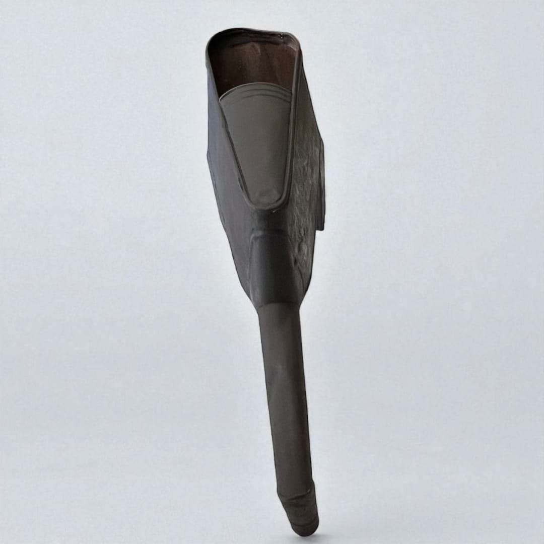 Canoa de trasiego de vino – Tradición enológica en metal, pieza decorativa artesanal para amantes del vino. Ideal para decoración de hogar rústico.