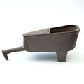 Canoa de trasiego de vino – Tradición enológica en metal, pieza decorativa para hogar con diseño clásico usado en bodegas para trasvasar vino.