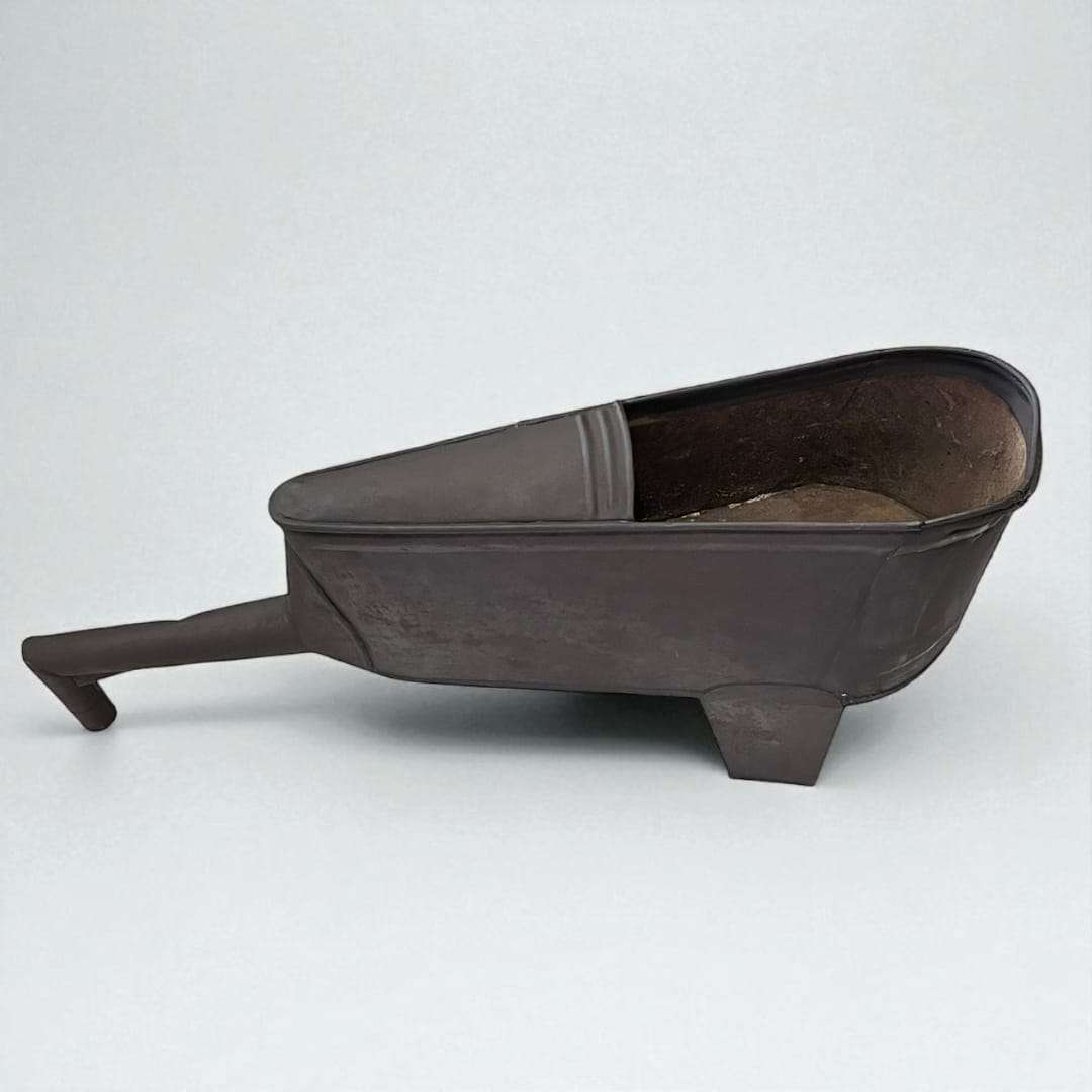 Canoa de trasiego de vino – Tradición enológica en metal, utensilio antiguo usado para transferir vino de barrica a botella. Ideal para decoración vintage.