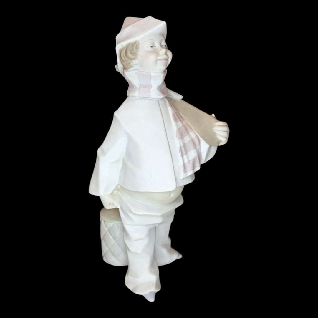 Figura de porcelana biscuit representando un cazador con bufanda y escopeta, vista frontal.