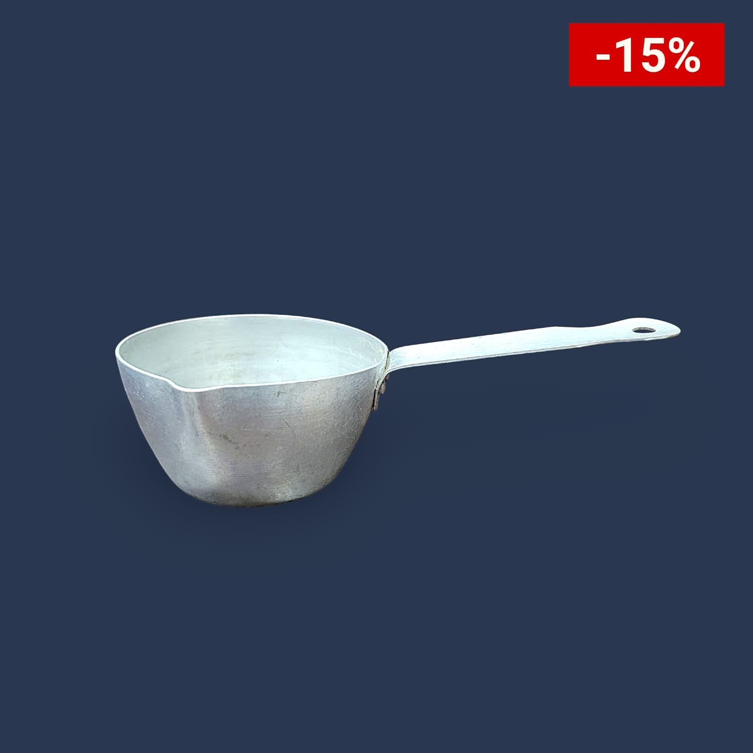 Taza medidora de aluminio con mango ergonómico, ideal para medir líquidos y secos con precisión. Diseño resistente y duradero para cocina.