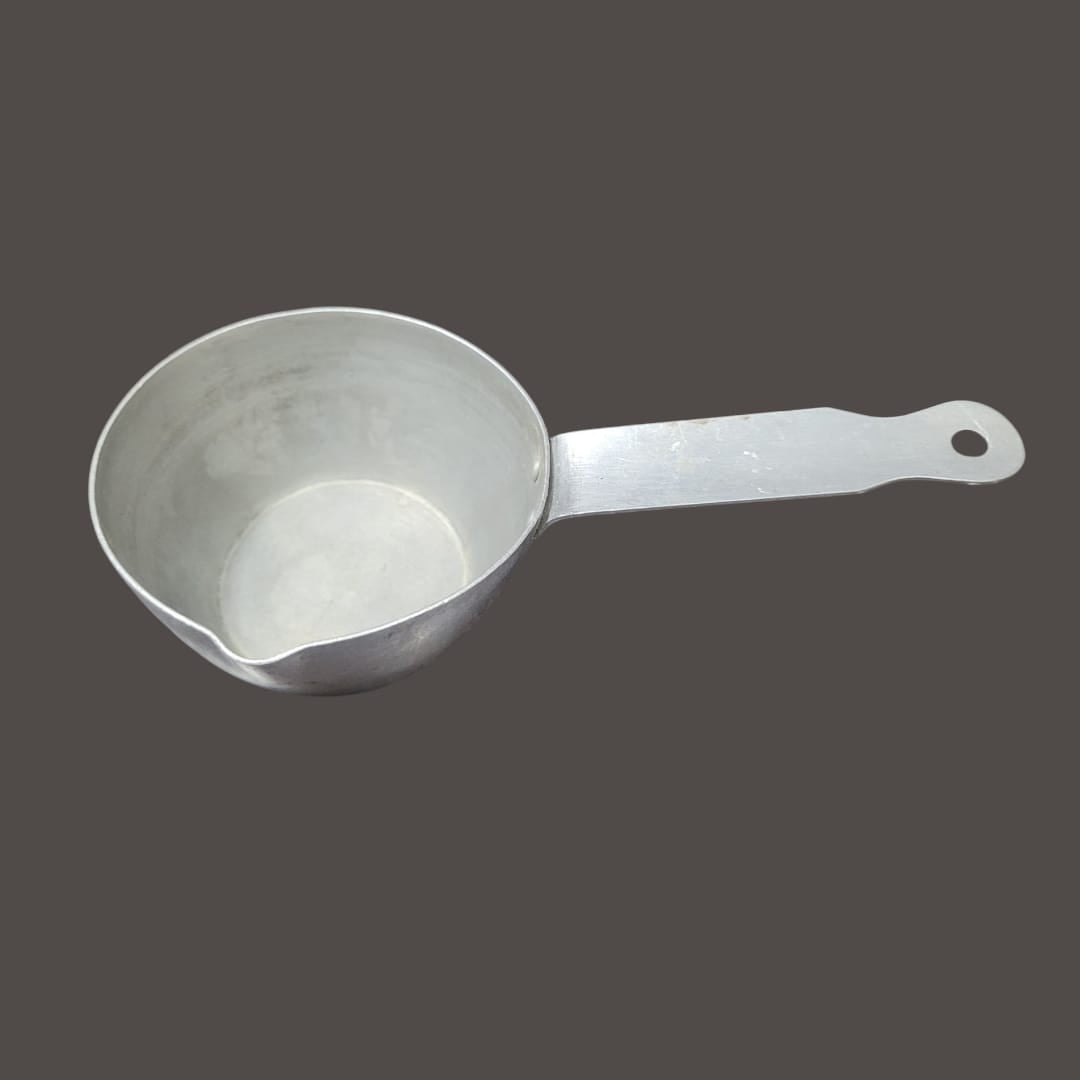 Taza medidora de aluminio resistente con mango ergonómico y pico vertedor. Precisión y durabilidad para cocinar con facilidad.