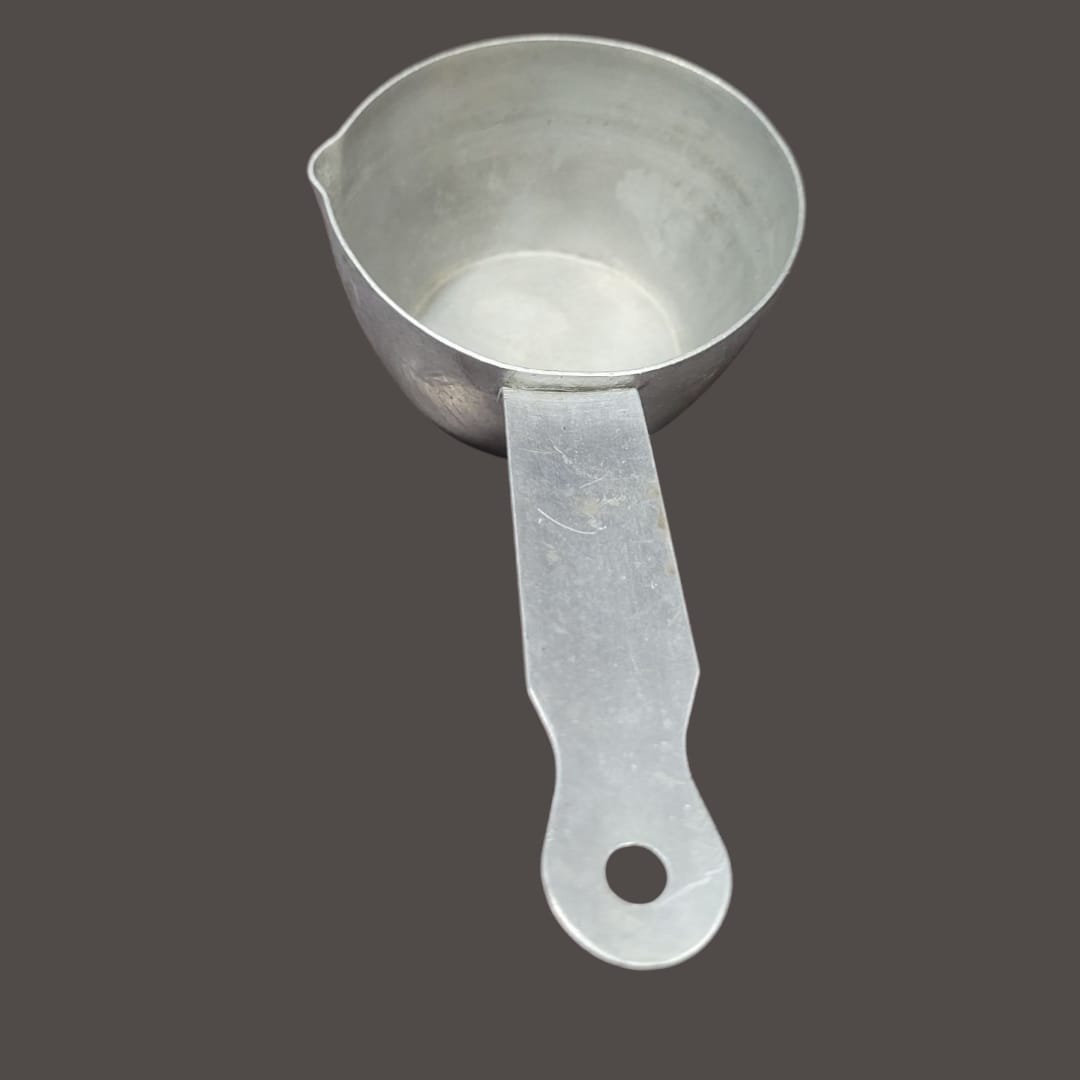 Taza medidora de aluminio con diseño práctico y mango ergonómico. Ideal para medir ingredientes secos y líquidos con precisión.