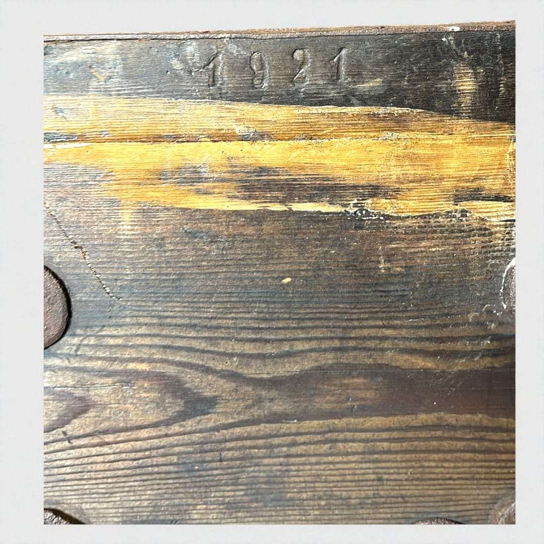 Cuartilla Centenaria de madera de 1921 con capacidad de 13,87L, usada como medida antigua de granos. Ideal para decoración rústica o coleccionismo.