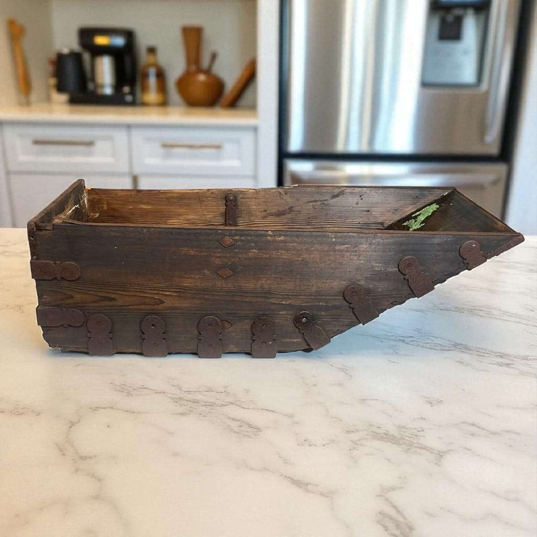 Cuartilla Centenaria de madera de 1921 con capacidad de 13,87L, usada como medida antigua de granos. Ideal para decoración rústica de cocina.