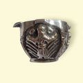 Cenicero flor de metal plateado con diseño floral y figura masculina en relieve, ideal para amantes de piezas únicas y decorativas.
