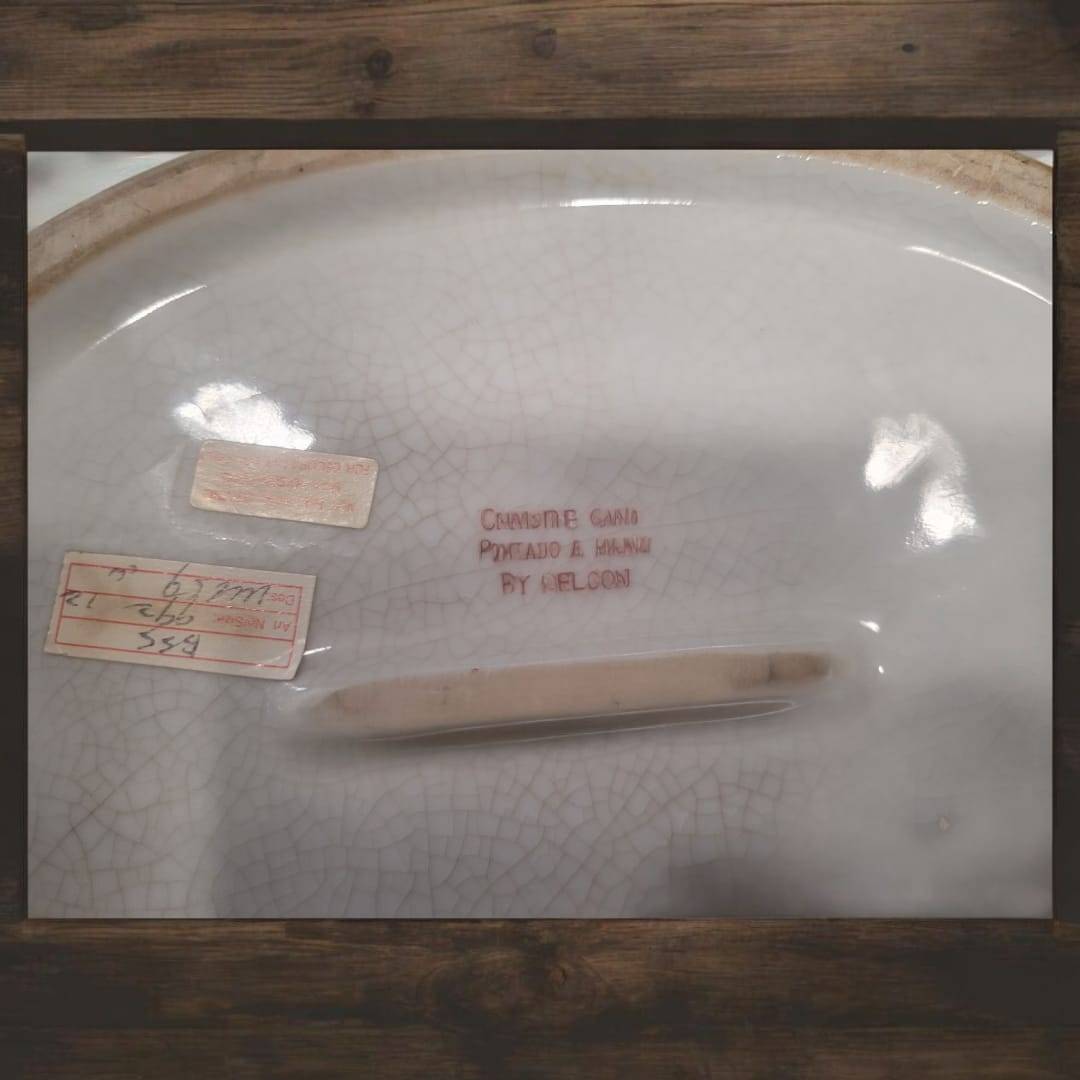 Base del centro de mesa de porcelana con firma de Christine Cano y etiqueta antigua, pieza decorativa pintada a mano de colección.