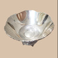 Frutero de metal plateado con acabado brillante y detalles refinados, perfecto para mesas de comedor o salas de estar.