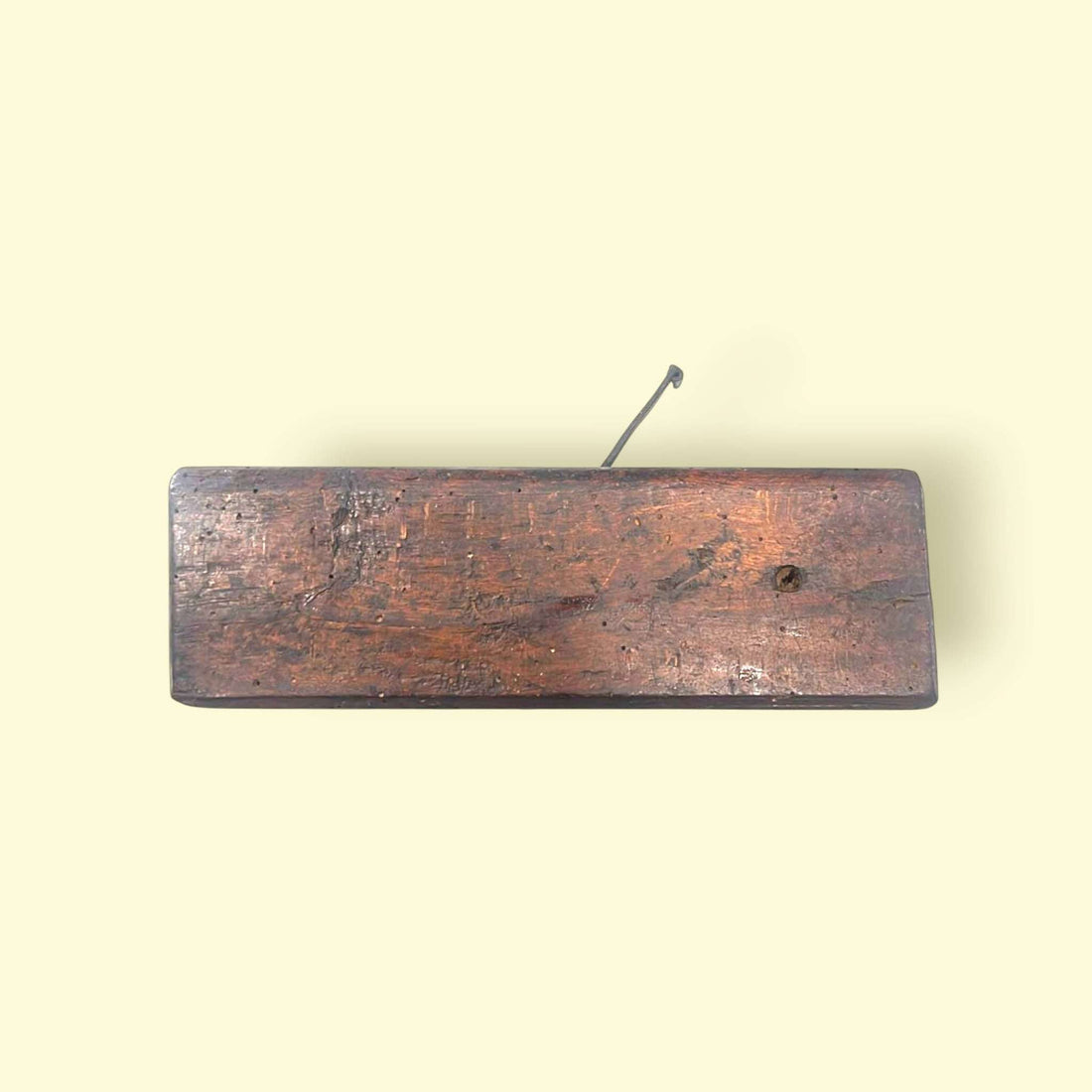 Guillame o cepillo de moldura antiguo, detalle frontal con cuchilla de hierro.