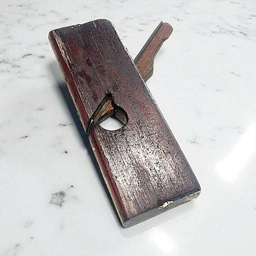 Guillame antiguo de madera con cuchilla de hierro.