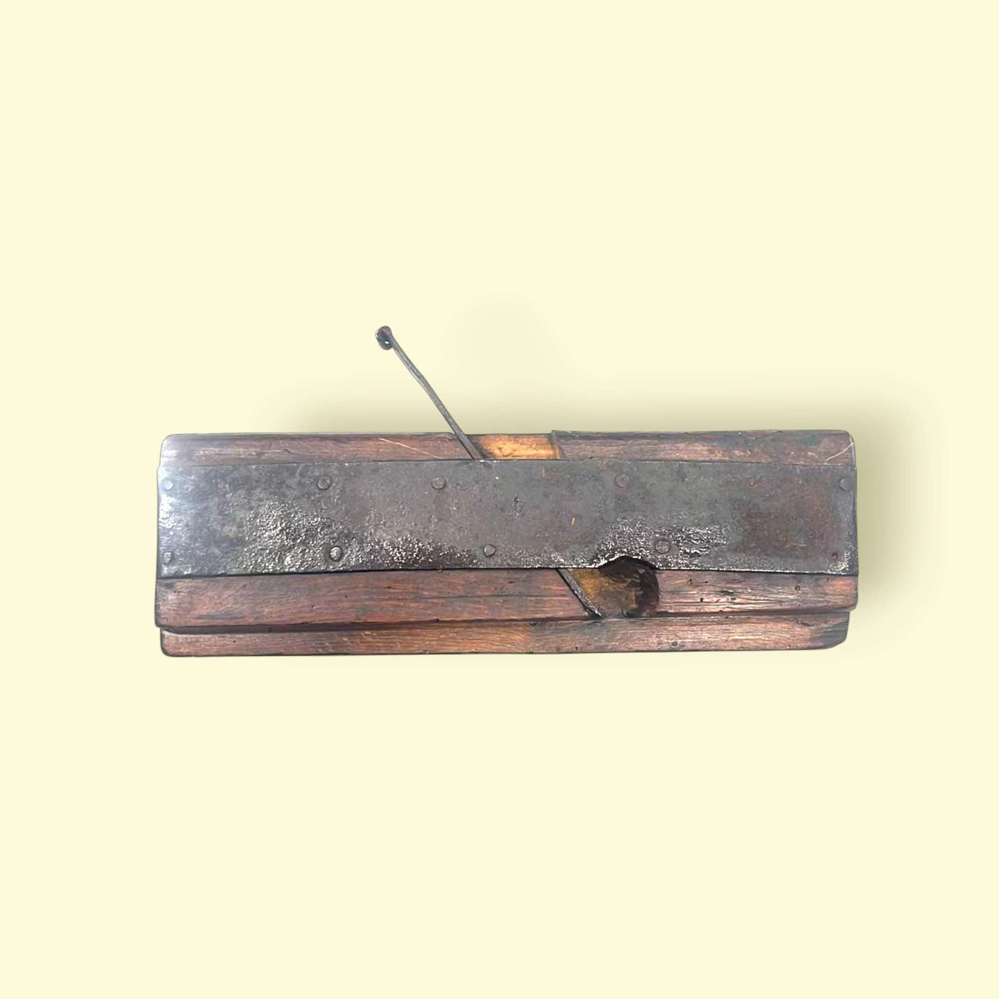 Guillame o cepillo de moldura antiguo, detalle de la pátina natural de la madera.