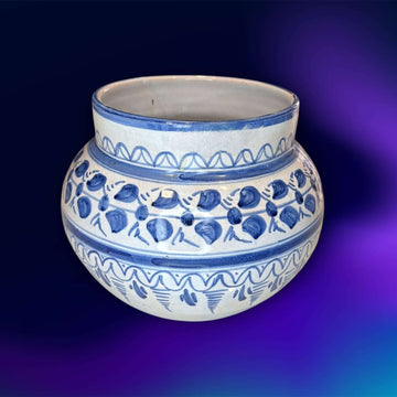 Orza de Talavera de cerámica tradicional española en tonos azul y blanco, decorada a mano con motivos florales. Pieza vintage ideal para decoración de interiores.