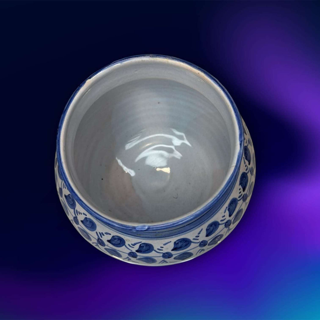 Orza de Talavera de cerámica tradicional española en tonos azul y blanco, decorada a mano con motivos florales. Pieza vintage ideal para decoración de interiores.