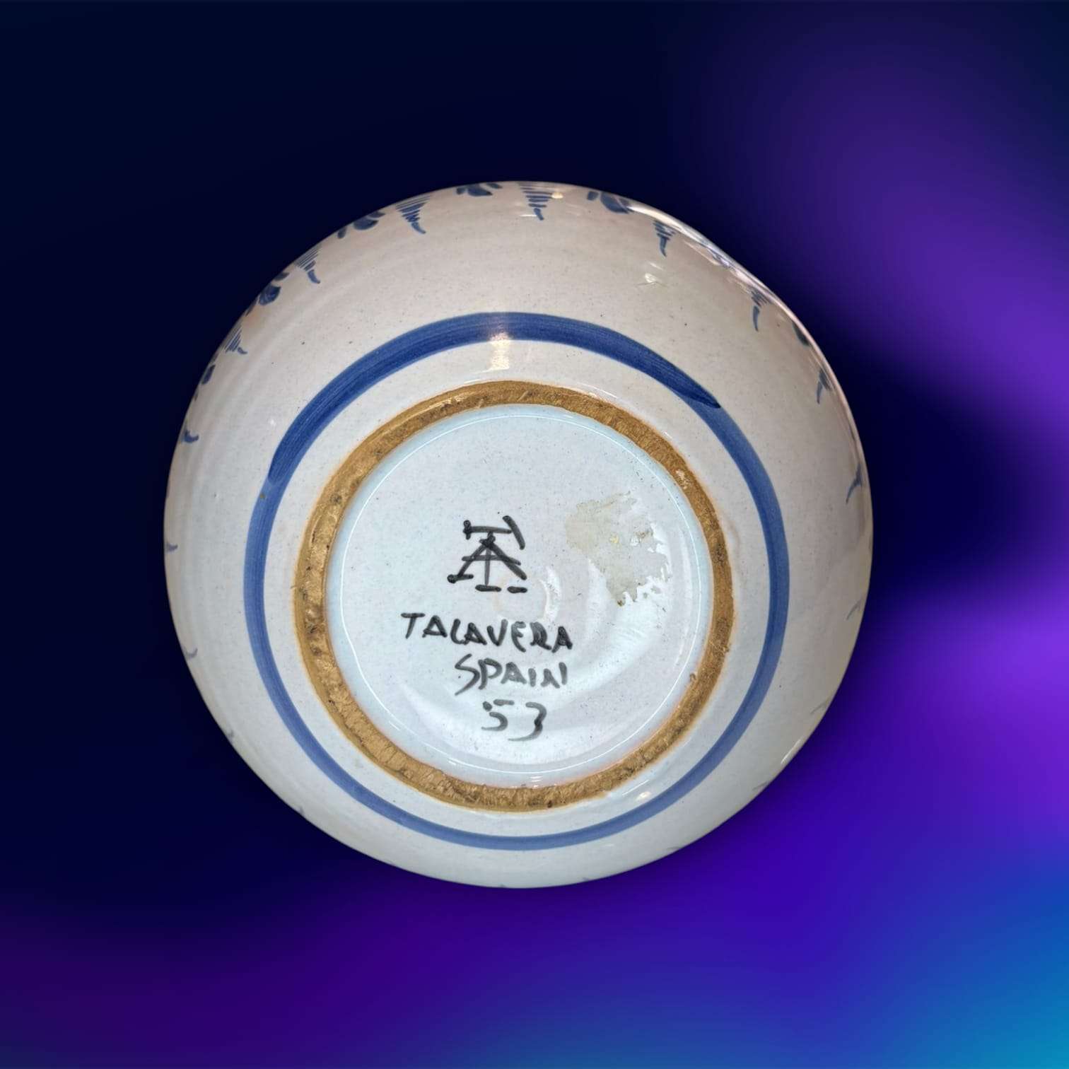 Base de una Orza de Talavera con sello 'Talavera Spain 53', cerámica tradicional española decorativa hecha a mano, estilo vintage artesanal.