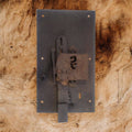 Cerradura antigua de forja sin llave Nº5 pieza única sobre fondo de madera clara. Ideal para decoración vintage o restauración artesanal.