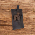 Vista superior de la cerradura antigua de forja sin llave Nº5 pieza única sobre superficie de madera rústica. Elemento decorativo exclusivo.