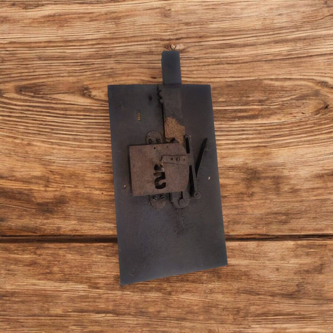 Vista superior de la cerradura antigua de forja sin llave Nº5 pieza única sobre superficie de madera rústica. Elemento decorativo exclusivo.