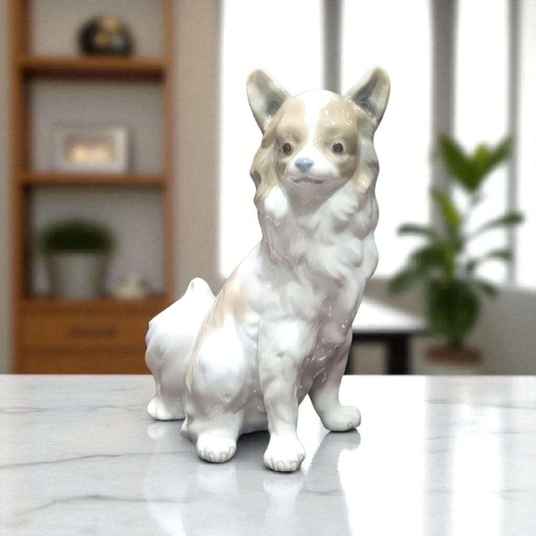 Figura Perro Chihuahua Papillon de NAO Lladró vista frontal sobre superficie de mármol.