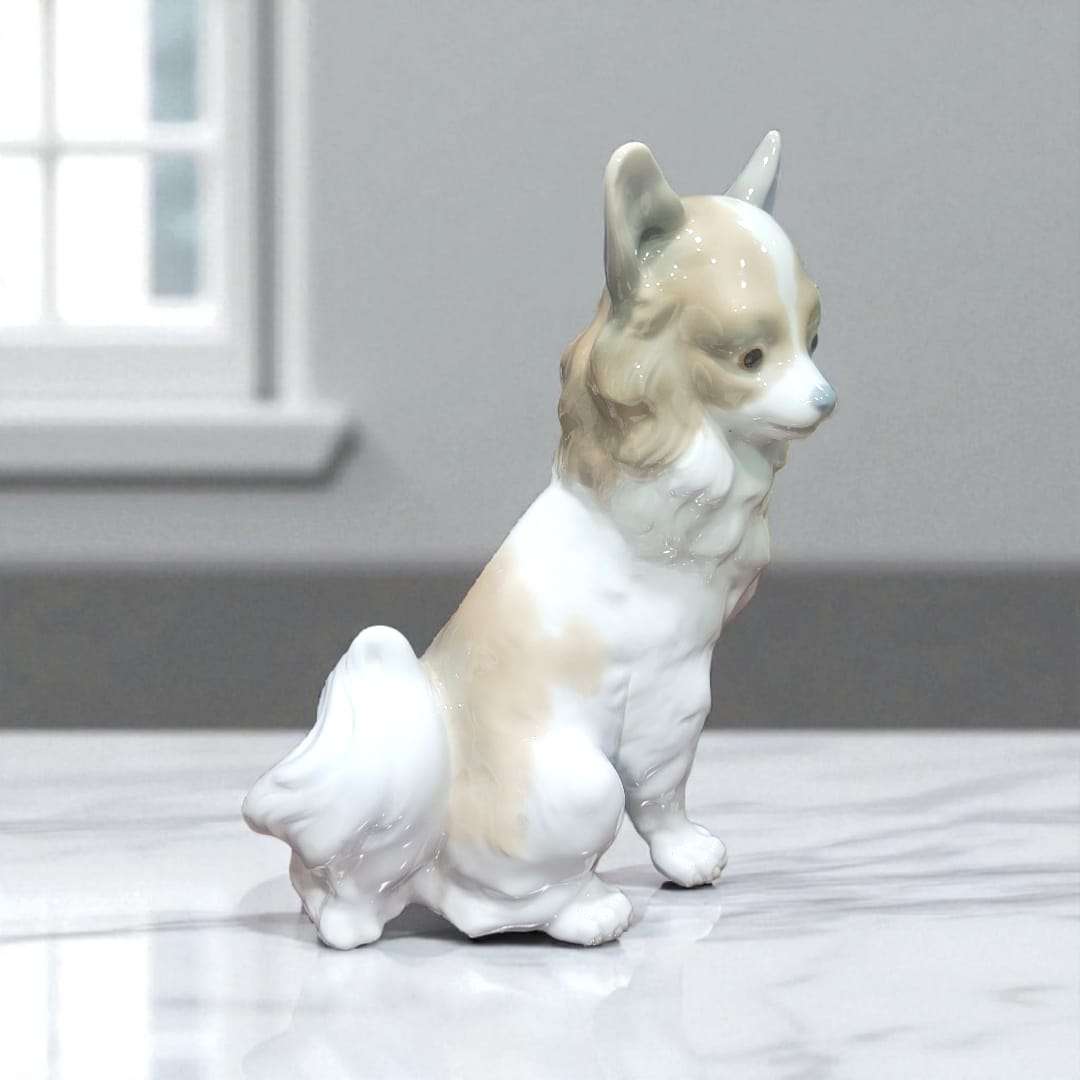 Figura Perro Chihuahua Papillon de NAO Lladró vista frontal sobre superficie de mármol.