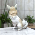 Figura de porcelana vista desde atrás, mostrando los detalles del pelaje y cola.