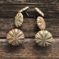 Uso decorativo de clavos antiguos en un entorno vintage, aportando carácter y estilo único.