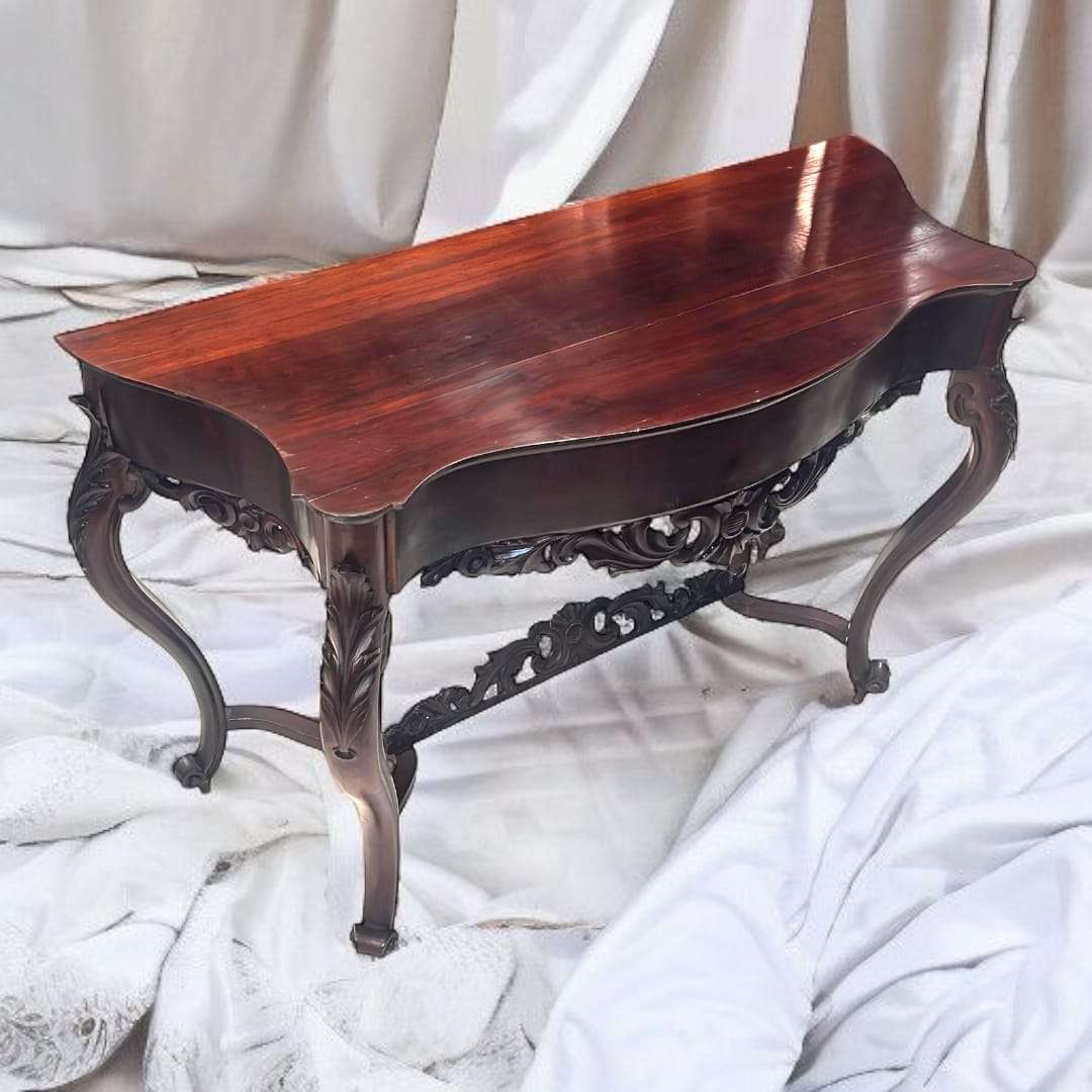 Tablero superior sinuoso de la consola de caoba estilo isabelino.