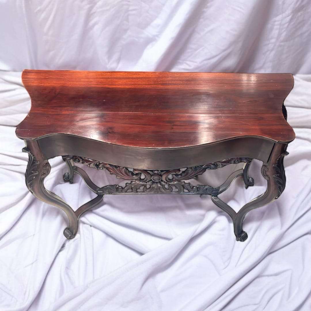 Faldón frontal calado de la consola de caoba estilo isabelino.