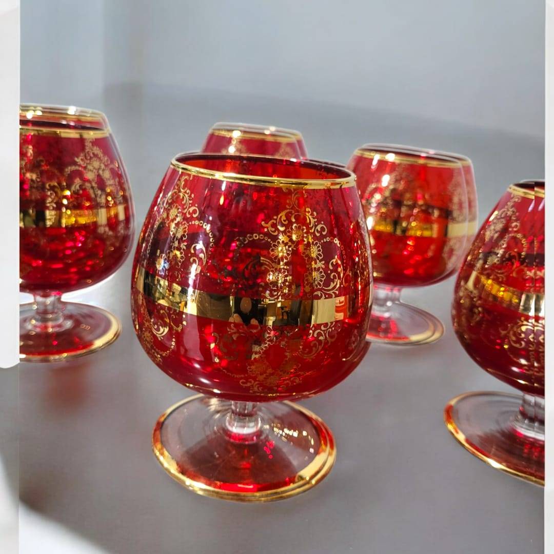 Copas de cristal Murano rojo con detalles dorados pintados a mano. Perfectas para una mesa sofisticada y con un toque de lujo artesanal.