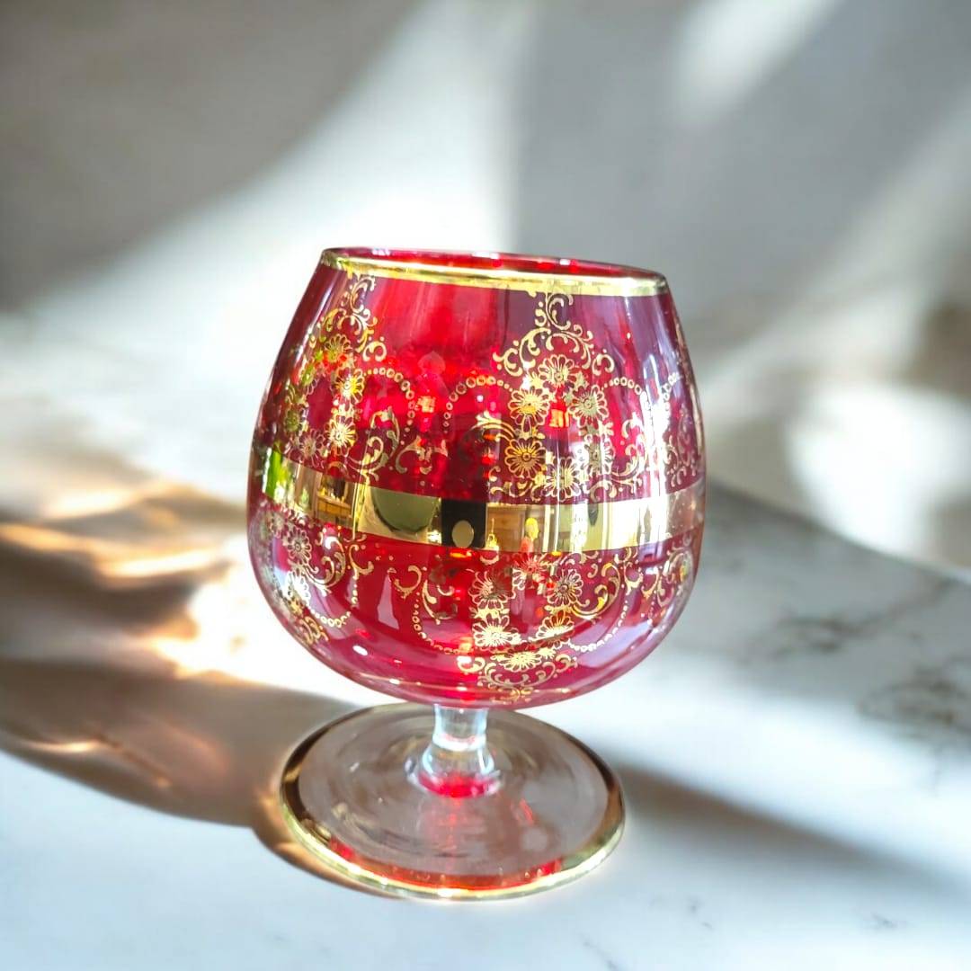 Copa de cristal Murano rojo con detalles dorados pintados a mano. Pieza única que aporta distinción y elegancia a cualquier ocasión especial.