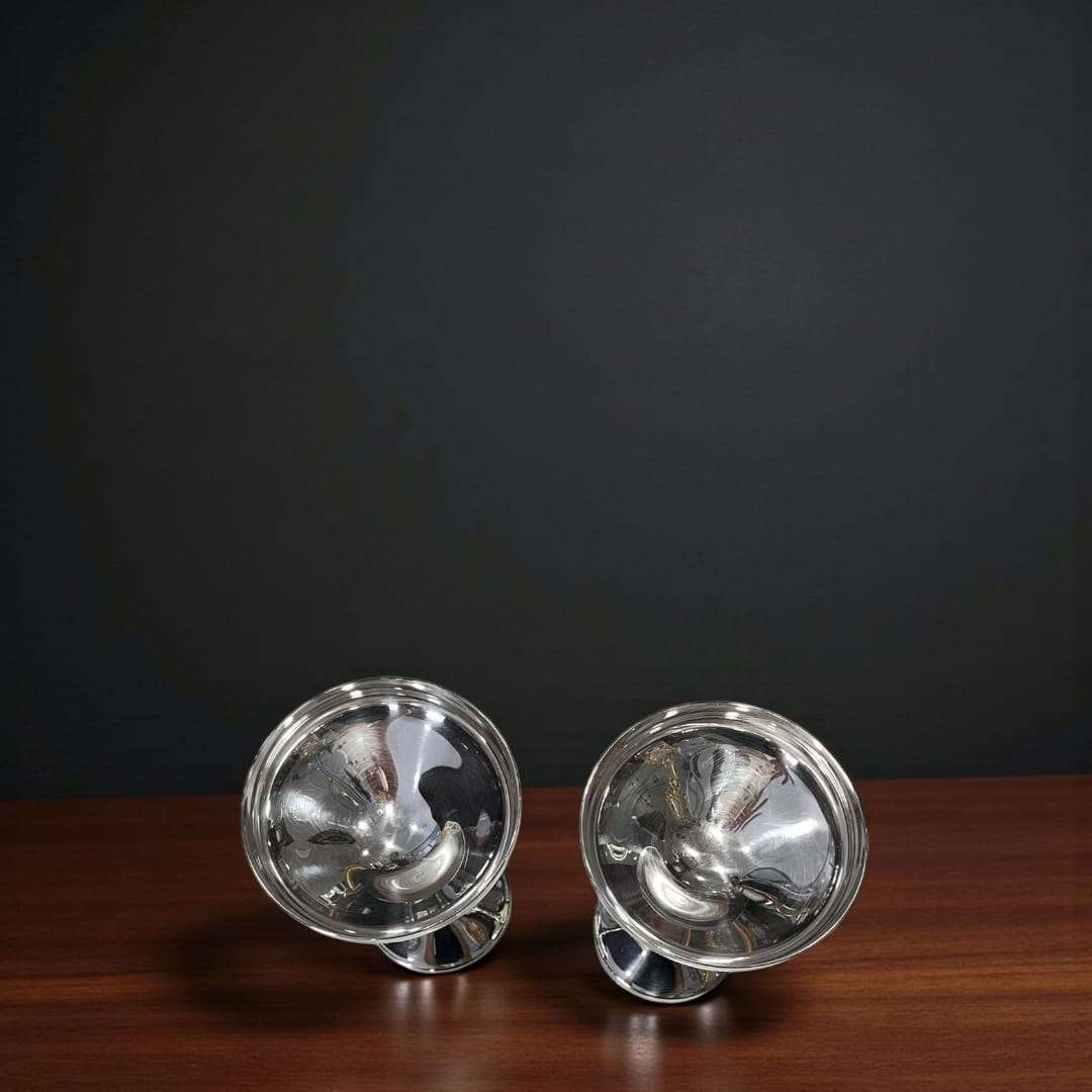 Copas de metal plateado antiguas con diseño de cáliz ancho.