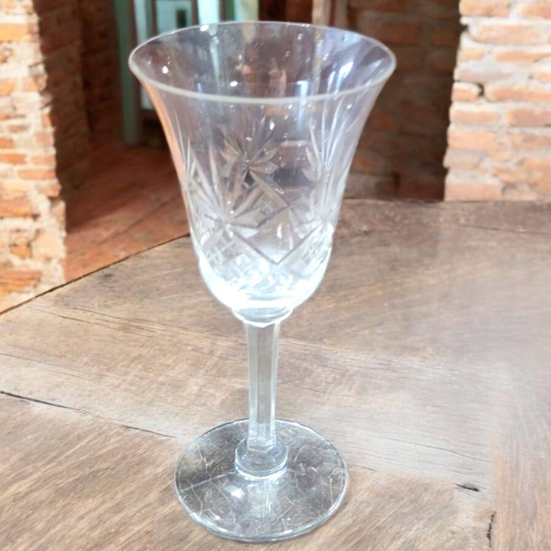Copa individual de cristal de Bohemia tallada con diseño floral, ideal para decoración refinada en espacios interiores.