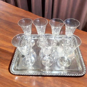 Lote de 7 copas para licor en cristal tallado sobre bandeja metálica. Elegantes copas de cristal tallado - Copas con envío gratuito.