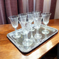 Set de 7 copas de cristal tallado sobre bandeja de metal. Copas de cristal tallado - Copas | Lote de 7 ideal para decoración de mesa.