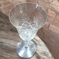 Detalle de copa de cristal de Bohemia con tallado artesanal. Pieza decorativa ideal para ambientes sofisticados.